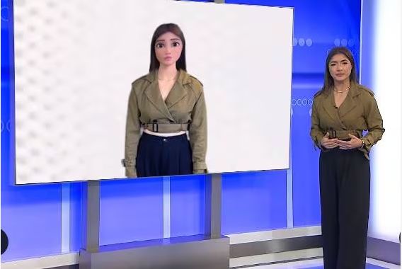 Dayanna Monroy, periodista ecuatoriana de Univisión, mostrando una animación de ella hecha con IA.