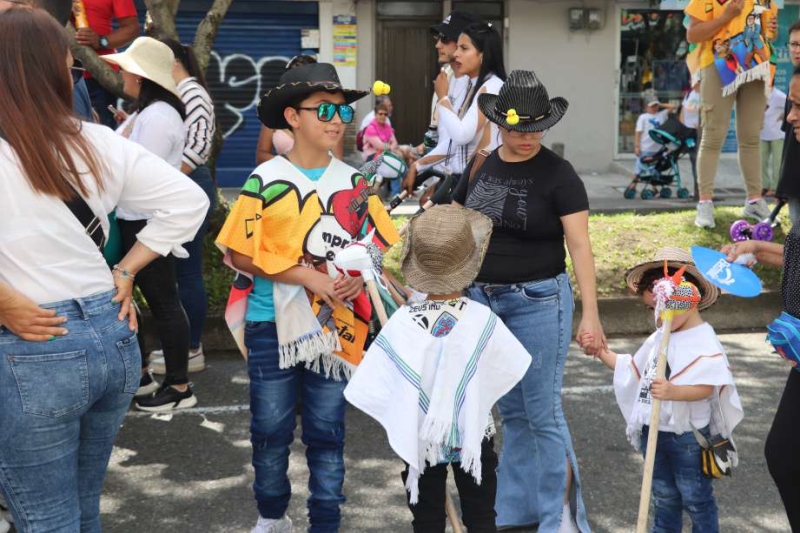 Desfile de Caballitos de Palo iluminó la Avenida Santander