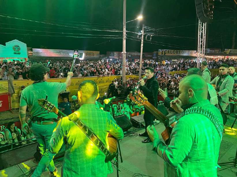 Fernando Burbano el Romántico de la música popular anoche en Fondas y Arriería