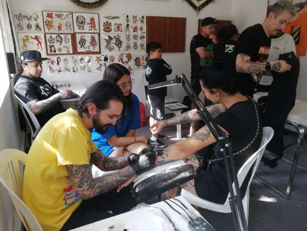 Los amantes de los tatuajes tienen un lugar en la Feria