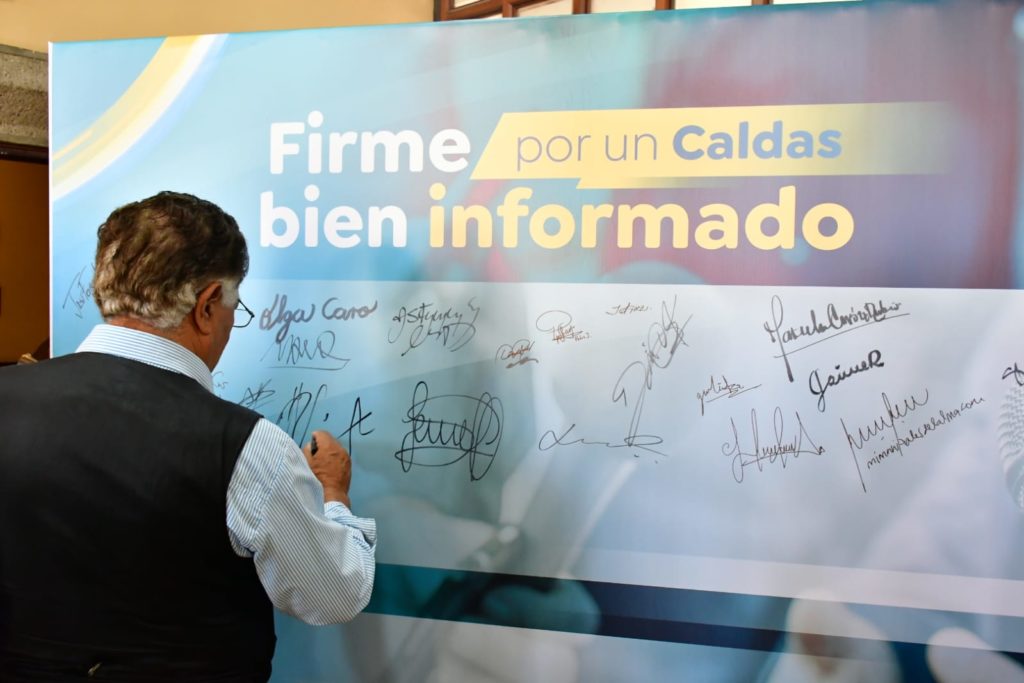 Periodistas de la región firmaron pacto simbólico por un Caldas bien informado y conocieron nueva estrategia para la Línea Social