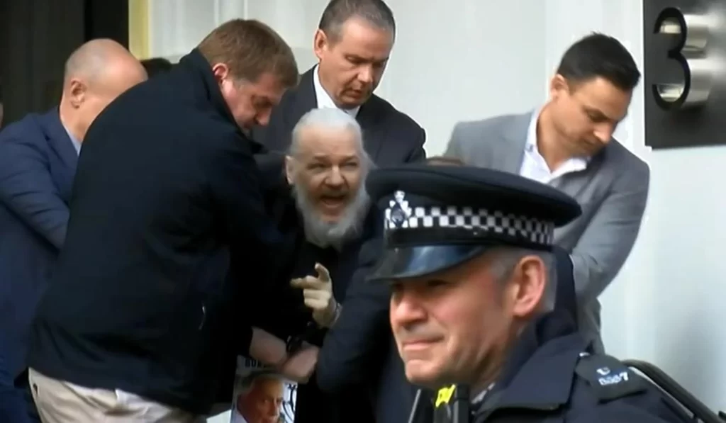 Assange: Entre las Sombras de la Libertad