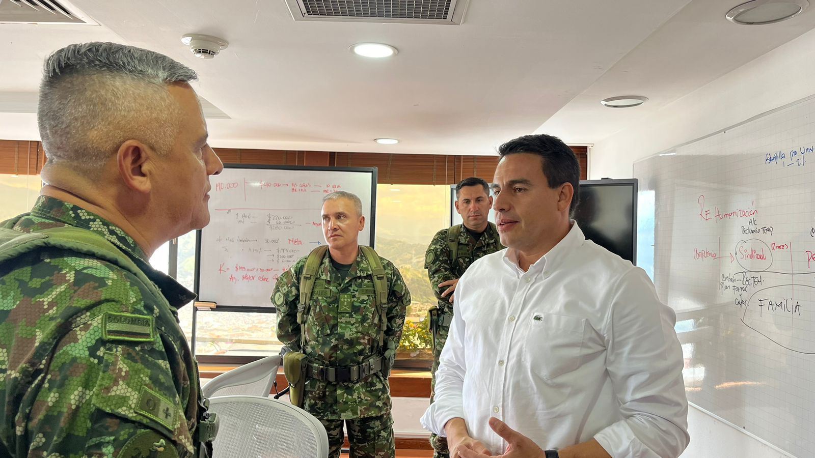 Comandante de la Quinta División, trabaja de la mano con las Gobernaciones y Alcaldías de Caldas, Quindío y Risaralda
