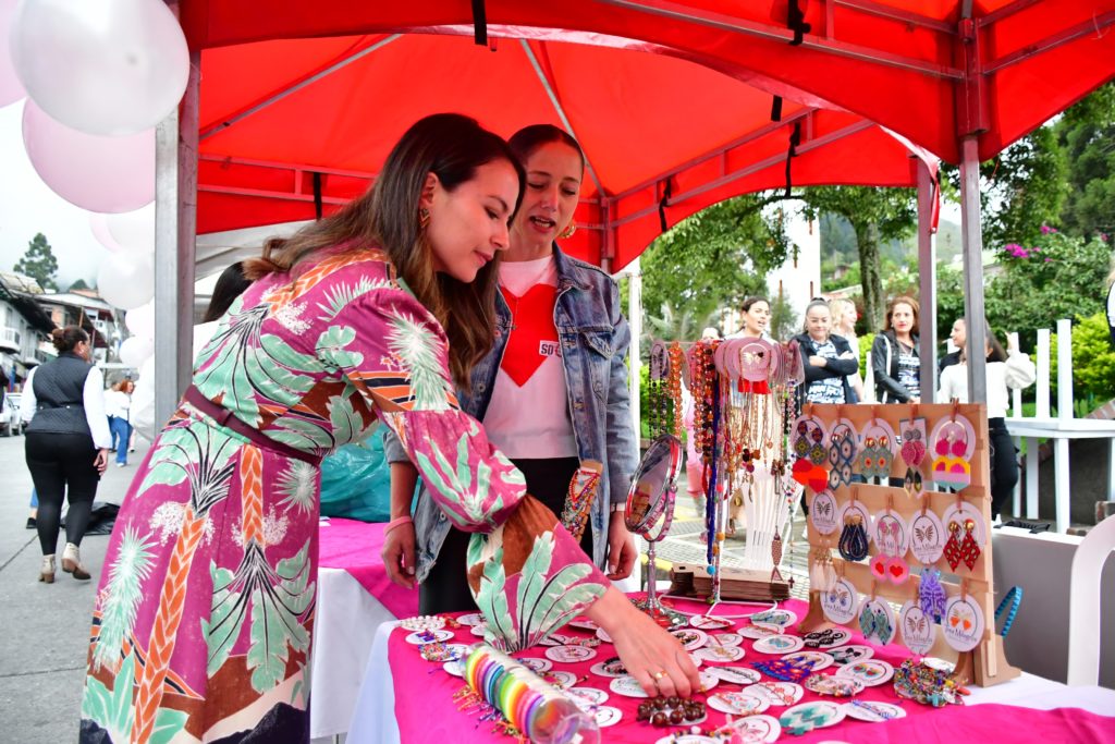 Mujeres de Pensilvania participaron en la jornada de emprendimiento Inspira Rosa, que desarrolló la Gobernación de Caldas