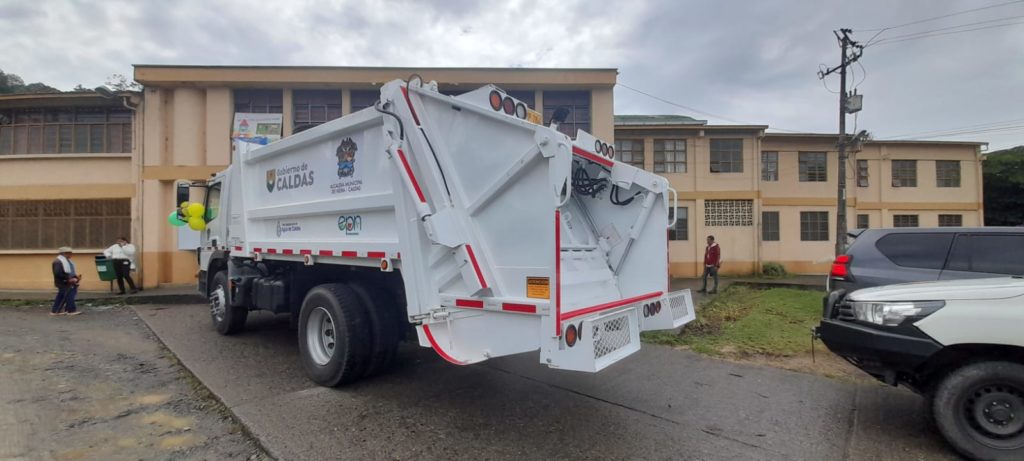 Plan Departamental de Agua entregó un nuevo carro compactador de residuos sólidos en Neira