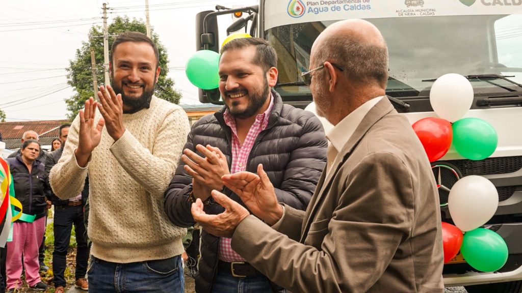 Plan Departamental de Agua entregó un nuevo carro compactador de residuos sólidos en Neira