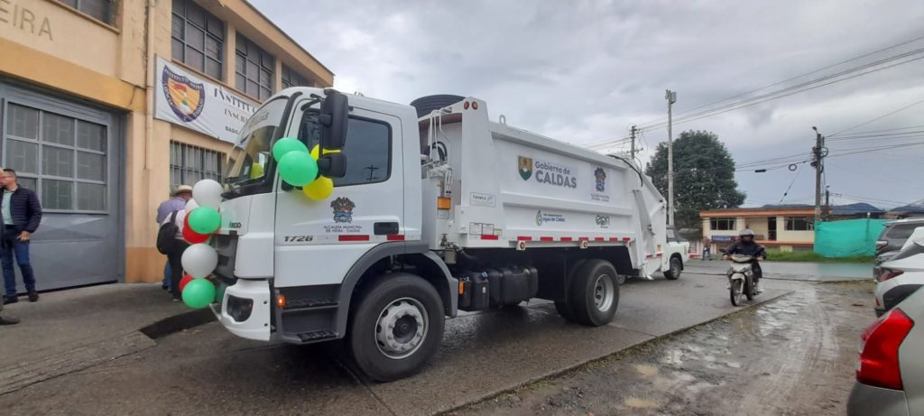 Plan Departamental de Agua entregó un nuevo carro compactador de residuos sólidos en Neira