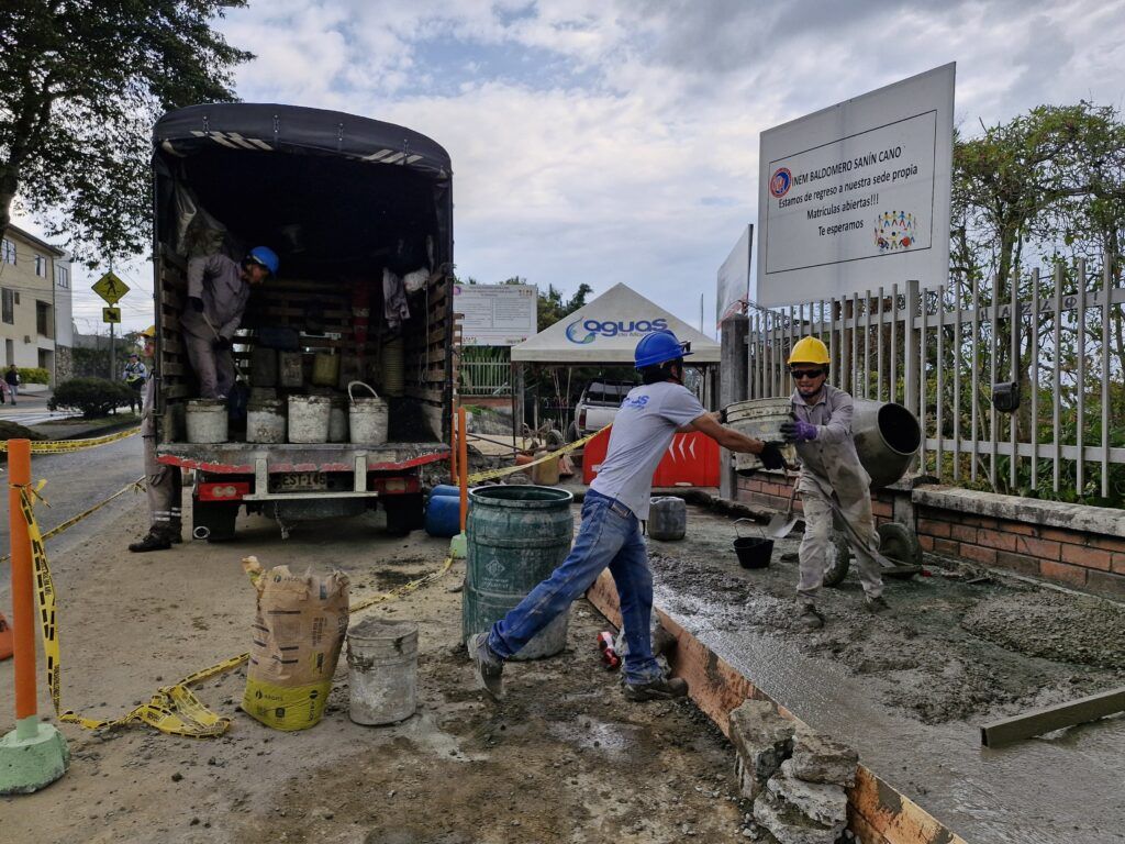 UGR acompaña obras de reparación de tubos en el INEM y evaluación de la ladera
