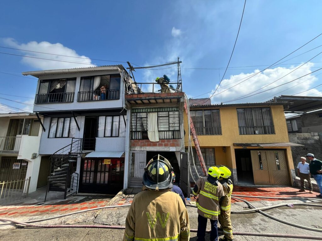 Bomberos Manizales controló dos incendios en La Avanzada y La Enea