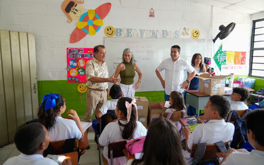 Gestora social de Manizales entregó 253 paquetes escolares en institución rural del kilómetro 41