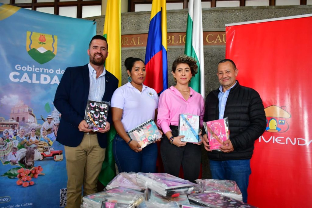 Gobierno de Caldas y Davivienda entregaron kits escolares a menores de las comunidades afro del departamento
