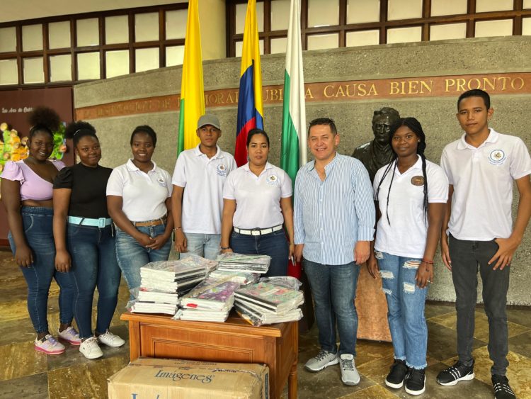 Gobierno de Caldas y Davivienda entregaron kits escolares a menores de las comunidades afro del departamento