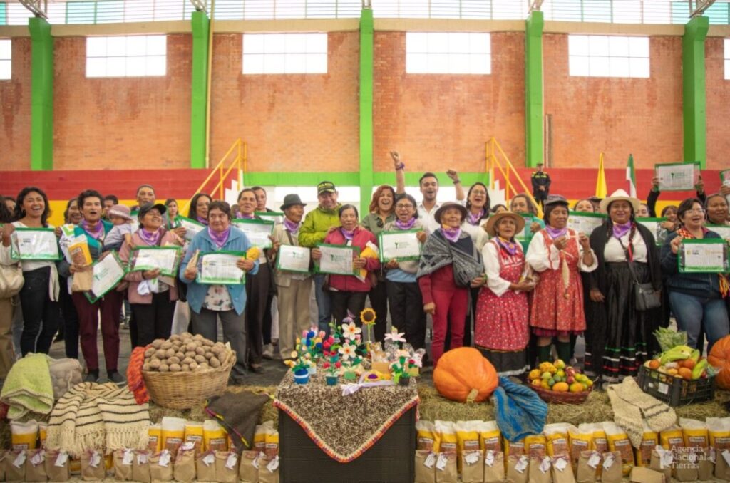 Reconocimiento a la mujer boyacense: MinAgricultura y Agencia Nacional de Tierras entregan 188 títulos a campesinas del departamento.