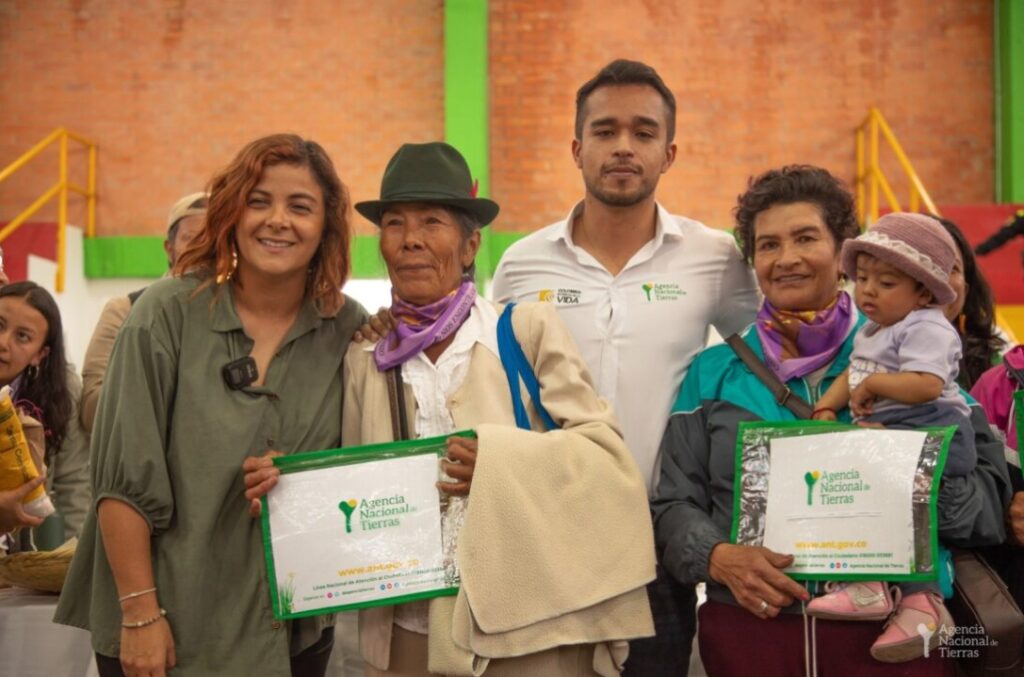 Reconocimiento a la mujer boyacense: MinAgricultura y Agencia Nacional de Tierras entregan 188 títulos a campesinas del departamento.