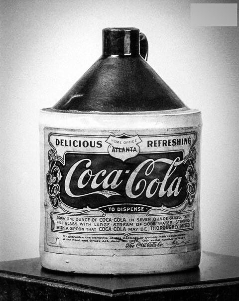 El 12 de marzo de 1894, Coca-Cola se vende por primera vez en botellas.