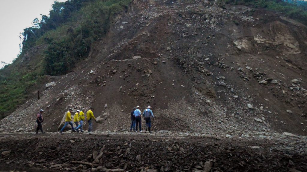 Culminó con éxito la primera etapa de estabilización de ladera y orientación del río en zona de Manzanares afectada por un deslizamiento: Ya hay tránsito en la vía