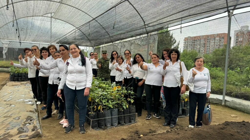 Ejército Nacional, en su compromiso medioambiental, apoya a las mujeres cafeteras del departamento de Caldas