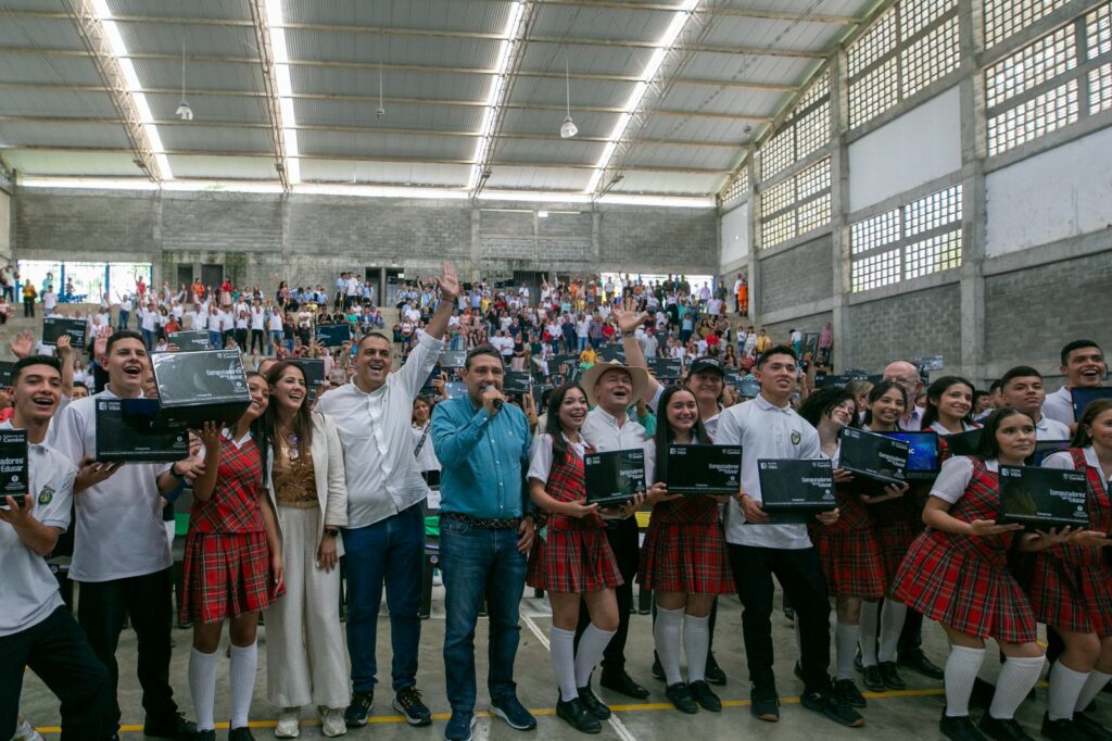 Fotografías de Neira, municipio que se benefició con 329 computadores y un centro de PotencIA Digital