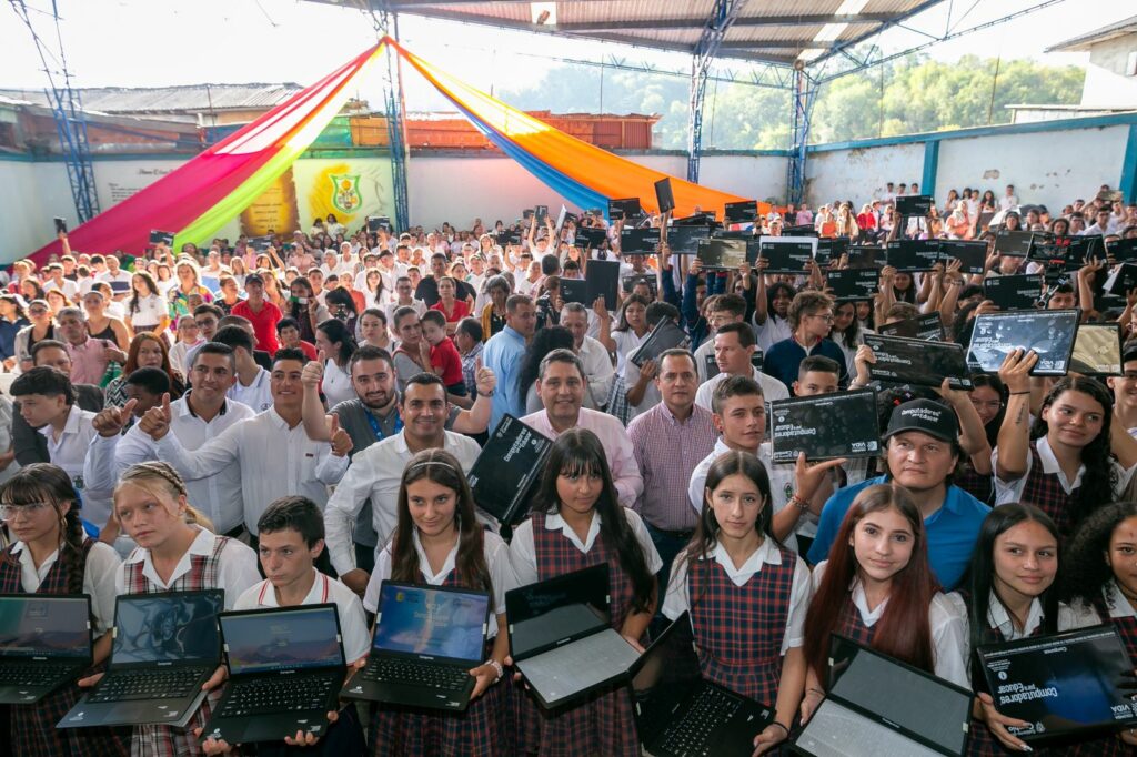 Fotografías en Aranzazu, municipio que se benefició con 304 computadores