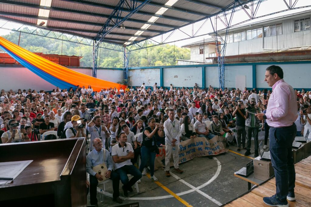 Fotografías en Aranzazu, municipio que se benefició con 304 computadores