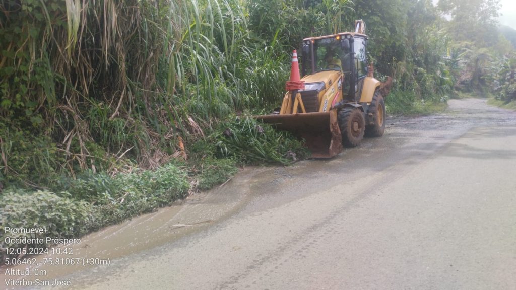 Combos de maquinaria de la Gobernación de Caldas atienden varios derrumbes que cayeron sobre las vías producto de las intensas lluvias