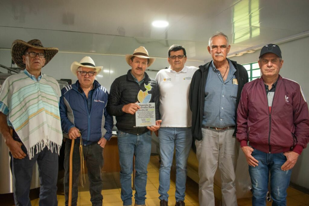 Gobierno nacional entrega a Comité de Ganaderos de Neira millonarios recursos para planta lechera