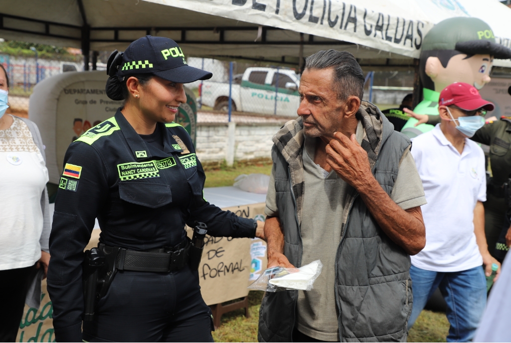 La Policía Nacional fortalece acciones por la solidaridad, esta vez con habitantes de residencia no formal.