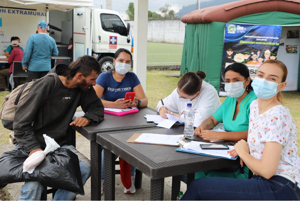 La Policía Nacional fortalece acciones por la solidaridad, esta vez con habitantes de residencia no formal.