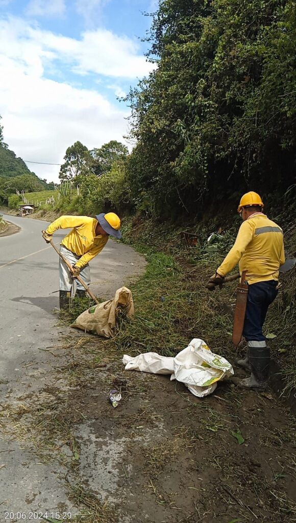 Con cuadrillas de rocería, La Gobernación de Caldas refuerza el mantenimiento de vías en todo el territorio