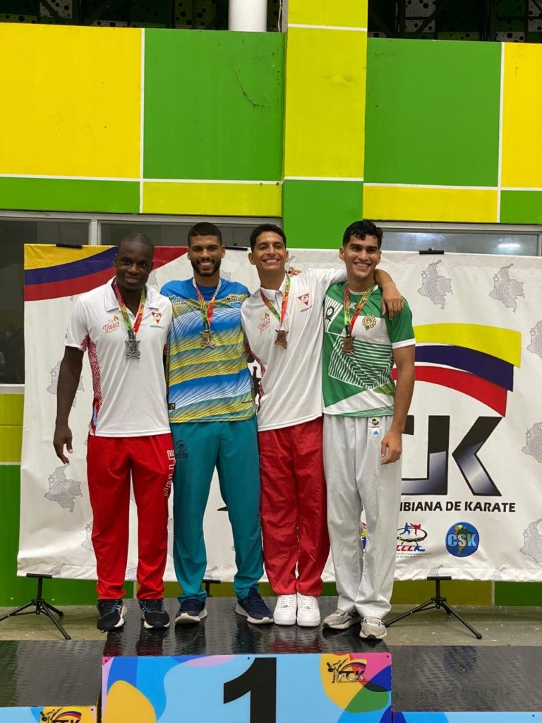 Deportistas de Caldas alcanzaron medallas de oro, plata y bronce en competencias nacionales e internacionales de Karate y Triatlón