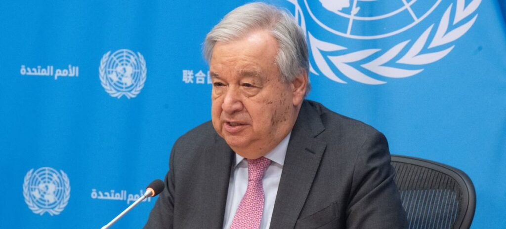 El Secretario General António Guterres informa a los periodistas en la presentación de los Principios Mundiales para la Integridad de la Información.