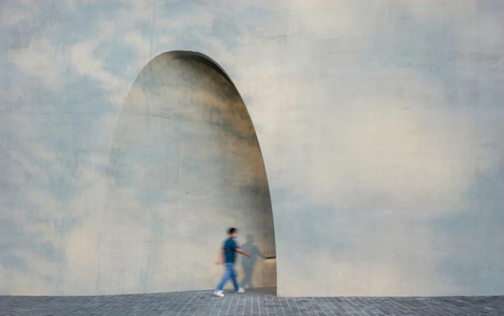 El arquitecto surcoreano Minsuk Cho es el creador del Serpentine Pavilion de este año en Londres