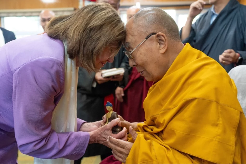 Funcionarios estadounidenses visitan al Dalai Lama a pesar de las advertencias