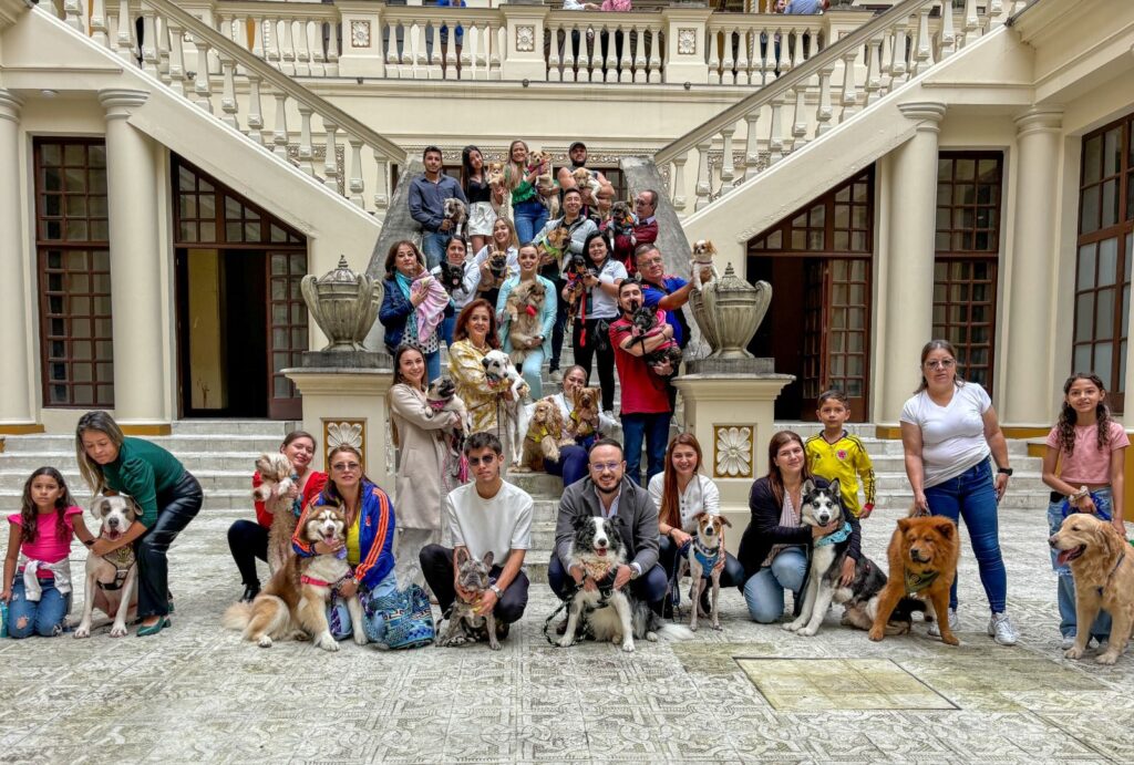 Gobernación de Caldas celebró el Día Mundial de Asistir con la Mascota al Trabajo, una actividad psicosocial y de bienestar