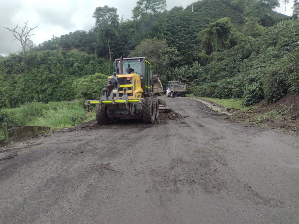 Infraestructura de Caldas trabaja en la atención de sitios críticos afectados por deslizamientos y desprendimientos de material durante el fin de semana