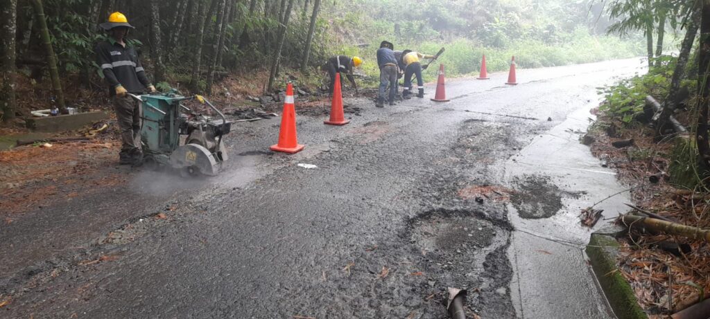 Infraestructura de Caldas trabaja en la atención de sitios críticos afectados por deslizamientos y desprendimientos de material durante el fin de semana