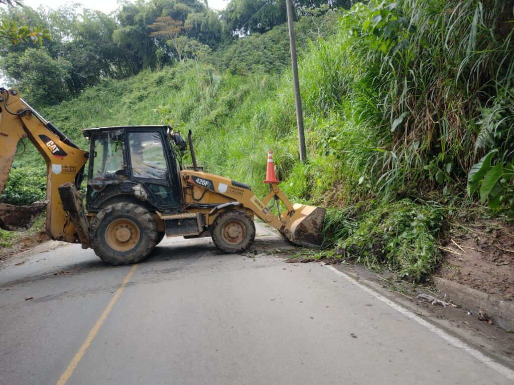 Infraestructura de Caldas trabaja en la atención de sitios críticos afectados por deslizamientos y desprendimientos de material durante el fin de semana