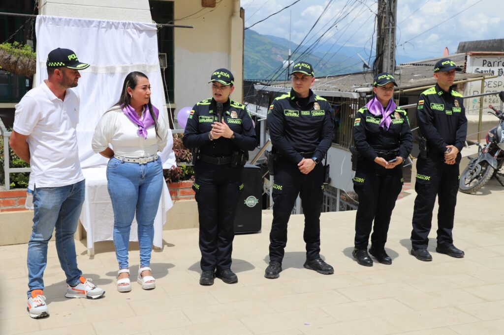 La Policía Nacional, a través de la patrulla púrpura, se une al acto de rechazo a las agresiones sufridas por madres e hija en Marmato