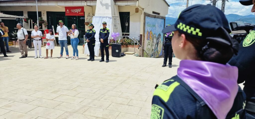 La Policía Nacional, a través de la patrulla púrpura, se une al acto de rechazo a las agresiones sufridas por madres e hija en Marmato