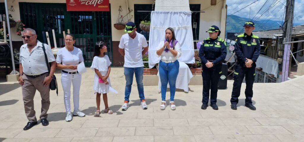 La Policía Nacional, a través de la patrulla púrpura, se une al acto de rechazo a las agresiones sufridas por madres e hija en Marmato