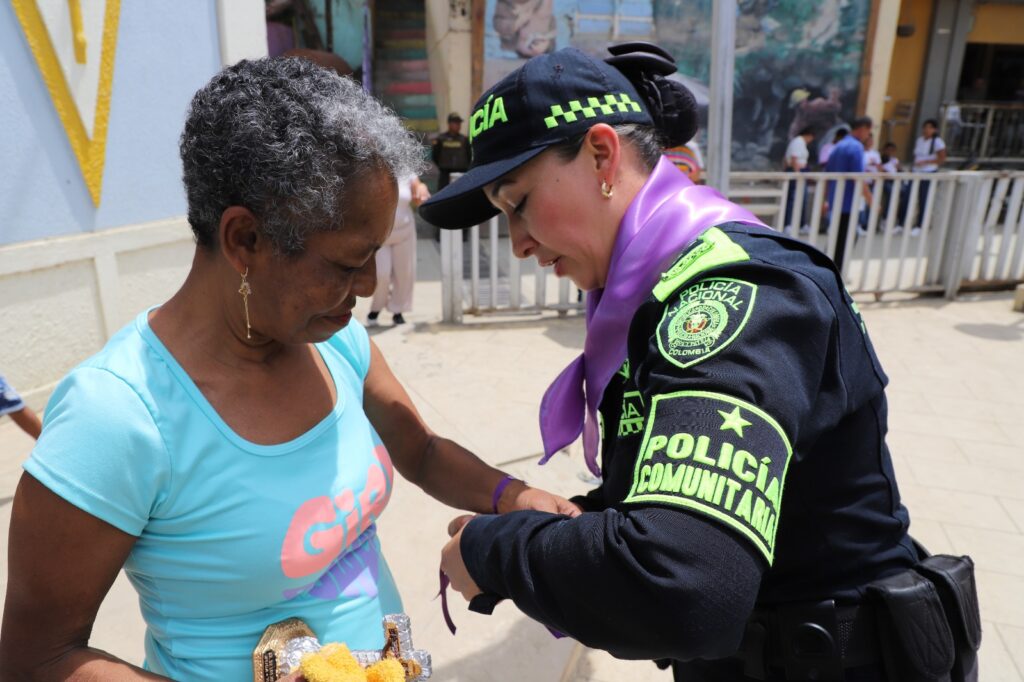 La Policía Nacional, a través de la patrulla púrpura, se une al acto de rechazo a las agresiones sufridas por madres e hija en Marmato