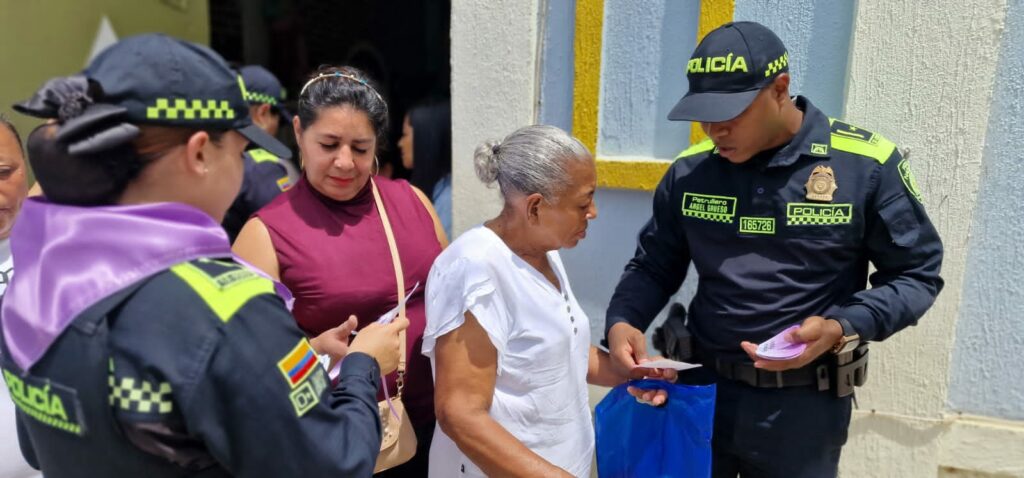 La Policía Nacional, a través de la patrulla púrpura, se une al acto de rechazo a las agresiones sufridas por madres e hija en Marmato