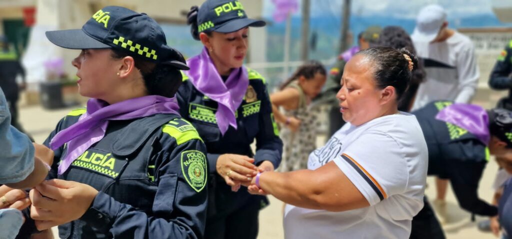 La Policía Nacional, a través de la patrulla púrpura, se une al acto de rechazo a las agresiones sufridas por madres e hija en Marmato