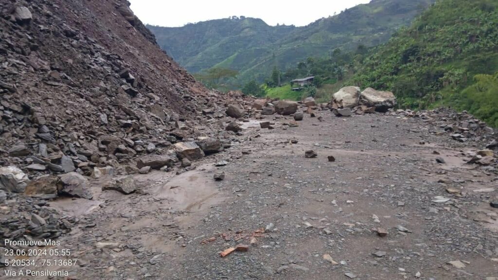 La Secretaría de Infraestructura de Caldas hace presencia en los derrumbes que afectan las vías en Manzanares