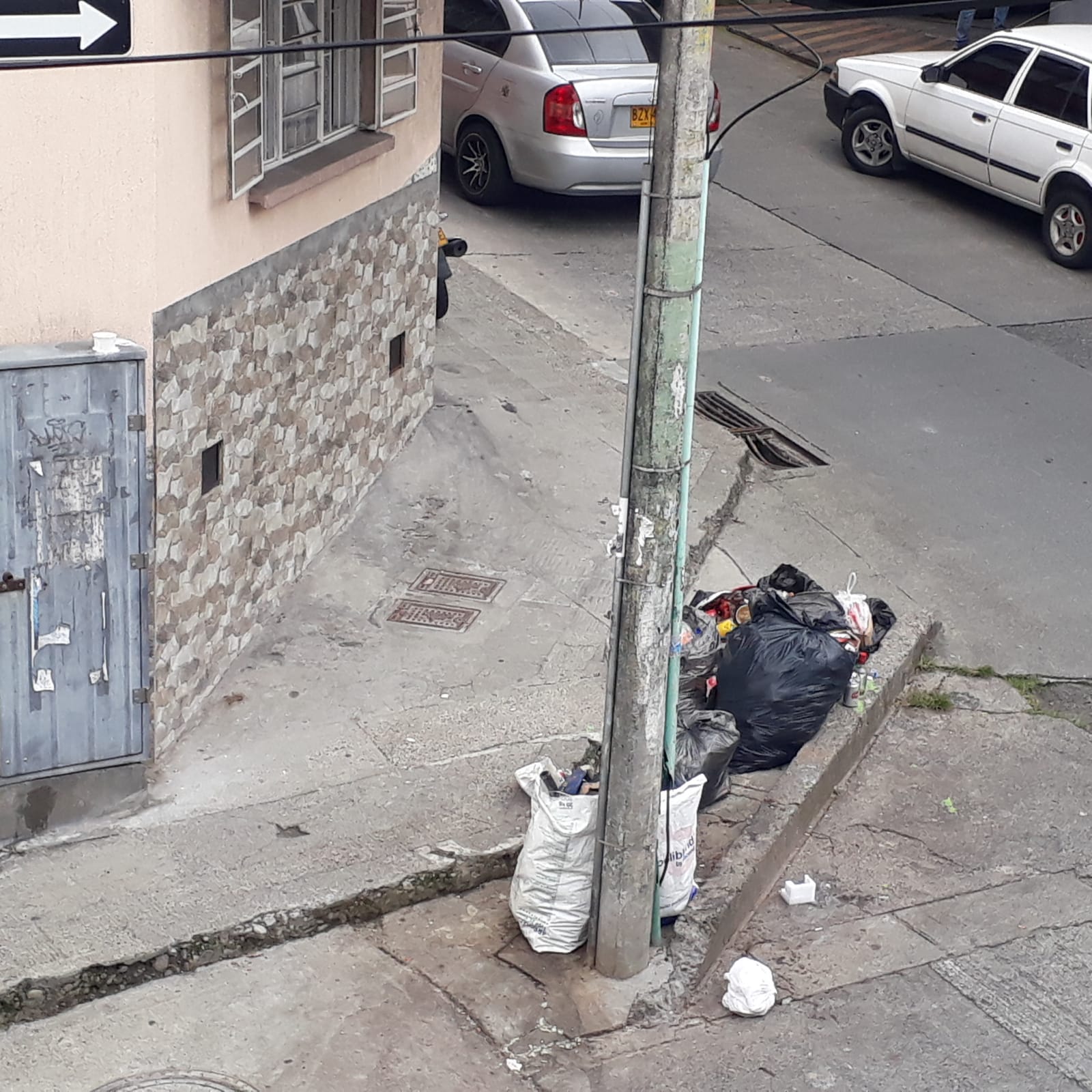 Crónica: La esquina donde siempre hay basura 4 o 'Los Sabios y el turnover de Rojas'.