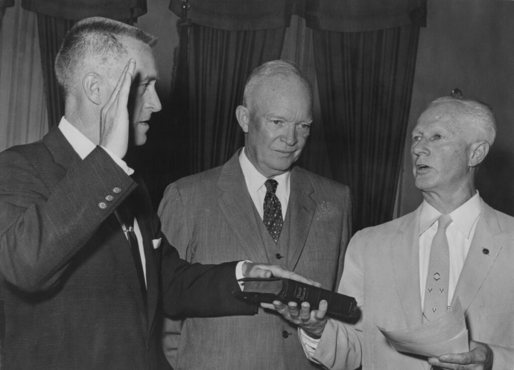 Leo Hoegh (izquierda) presta juramento para ocupar su puesto en el gabinete. (Keystone/Hulton Archive/Getty Images)