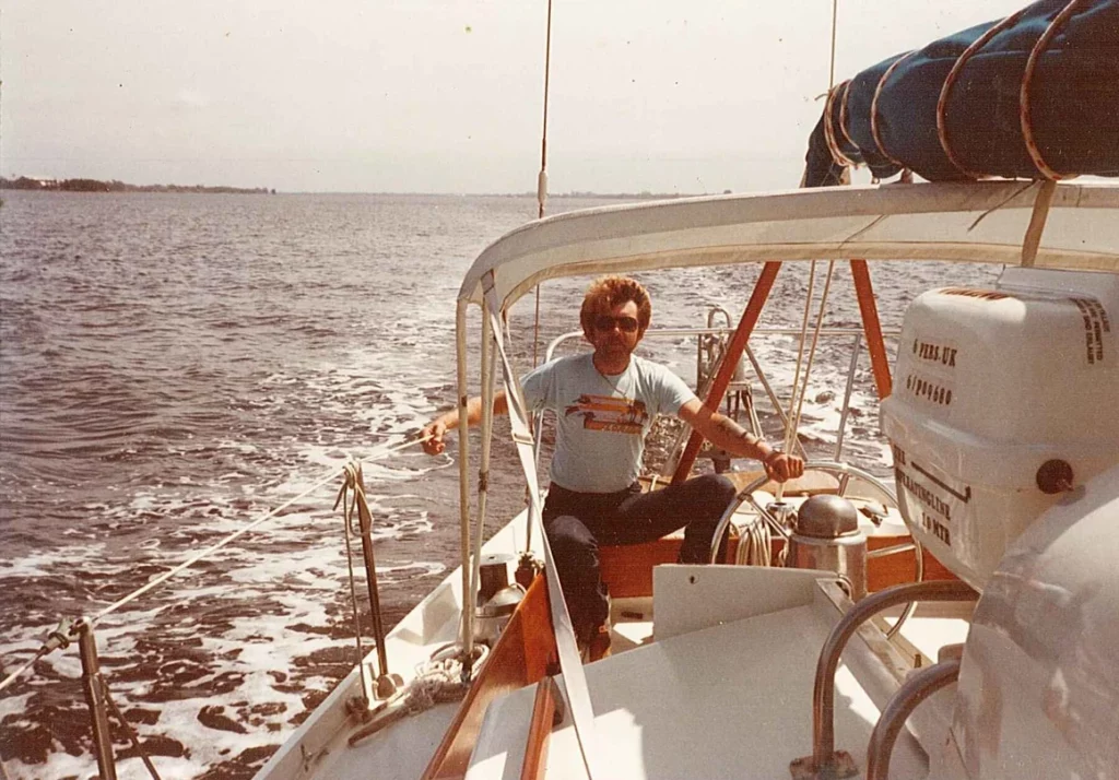 Leslie Rogge, también conocido como Bill Young, navegando en su barco Mr. Tambourine Man en 1983. (Facebook)