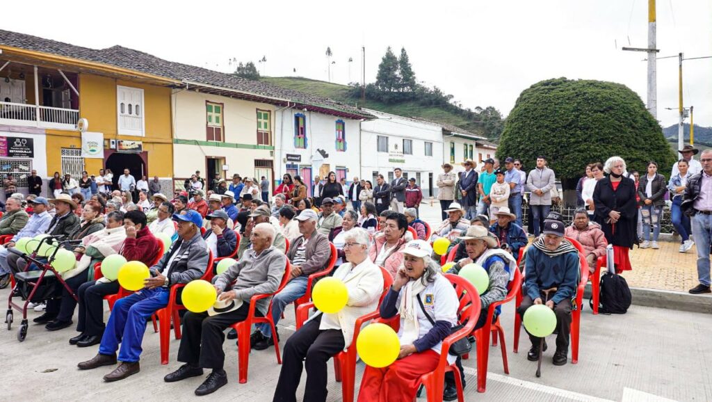 Mejoras en San Félix, Salamina: Vías del parque y Centro Día