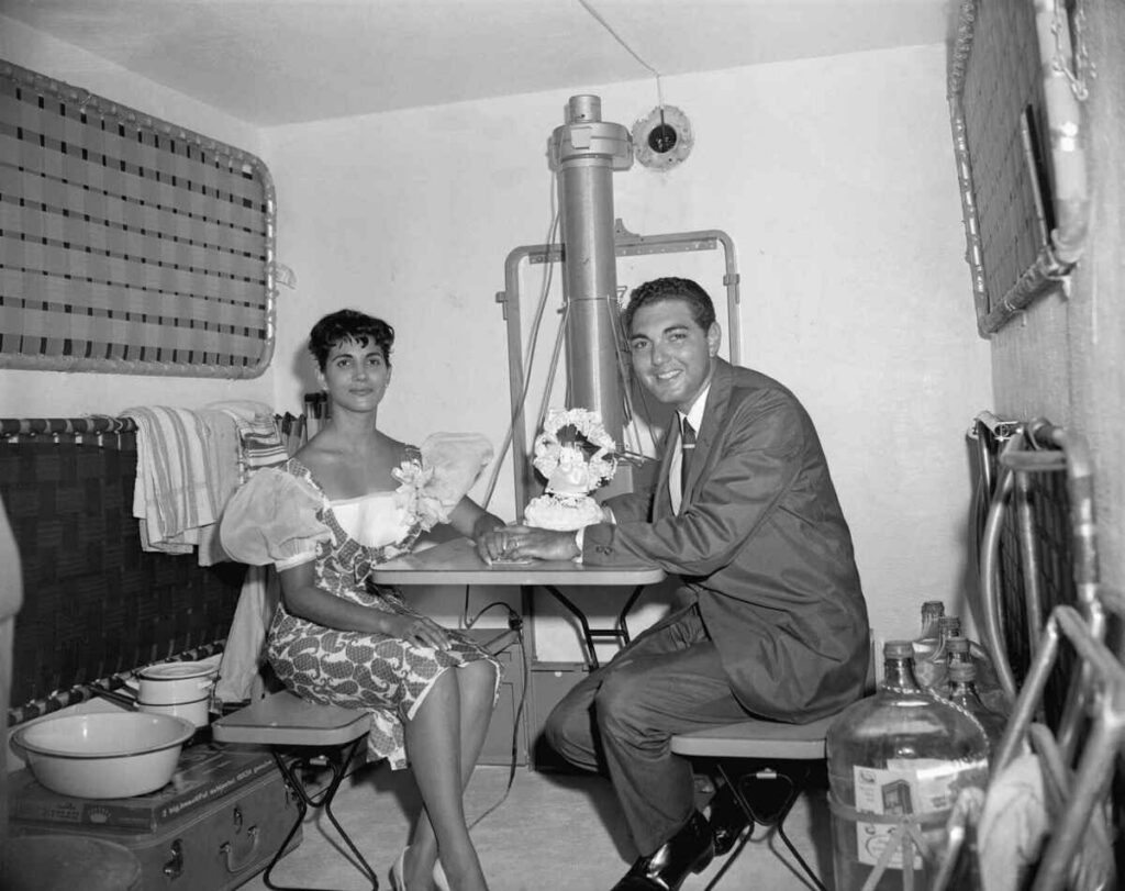 En 1959, una pareja de recién casados ​​pasó su luna de miel de dos semanas encerrada en un refugio antiatómico de Miami como truco publicitario. (No se preocupe, recibieron un viaje gratis a México y su matrimonio sobrevivió intacto al refugio). (Bettmann/Getty Images)