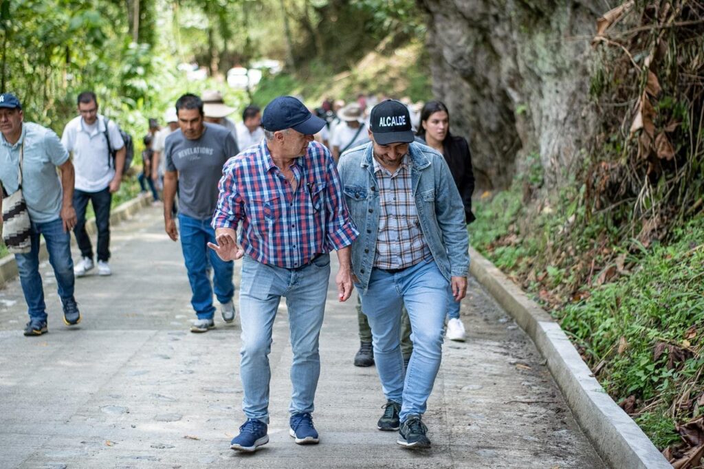 1.330 metros de placa huella fueron entregados en zona rural de Villamaría gracias al trabajo articulado de la Gobernación y la Alcaldía